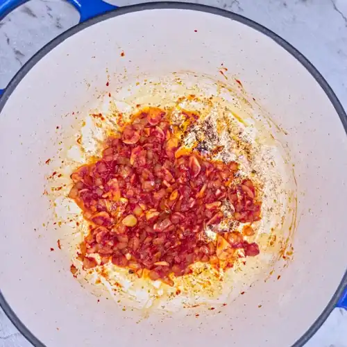 Fry the garlic and cook out the tomato paste. Pot.